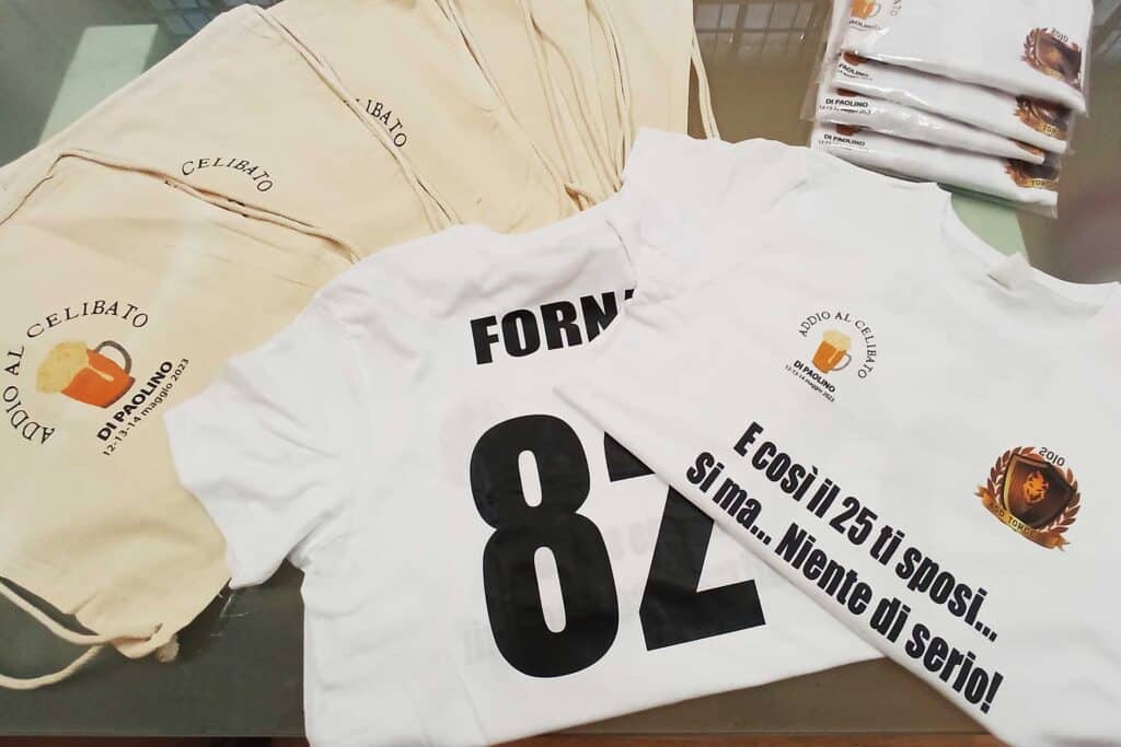 Stampa Digitale Diretta per le T-shirt ed indiretta DTF per gli zainetti in cotone.